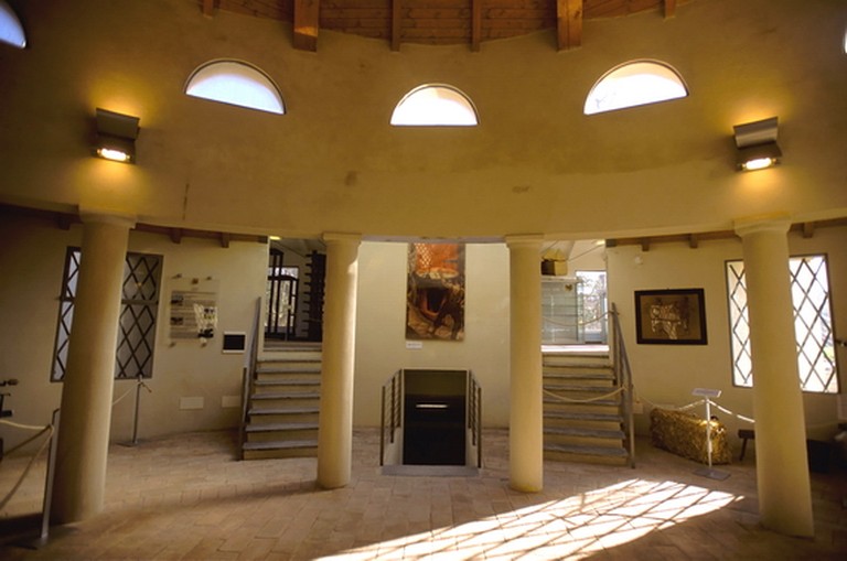 Museo del Parmigiano Reggiano – Un particolare del colonnato circolare interno 04 (Foto A. Gandolfi).